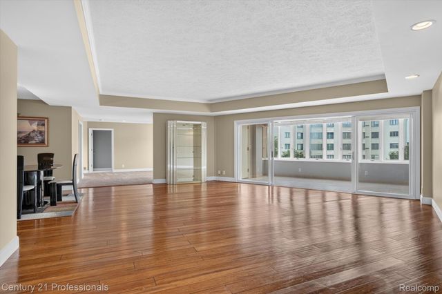 43000 12 OAKS CRESCENT Drive 4022, Novi, MI 48377
