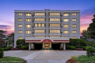 43000 12 OAKS CRESCENT Drive 4022, Novi, MI 48377