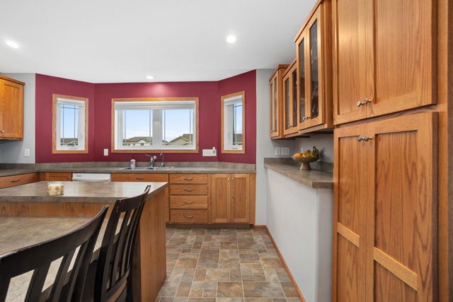 3201 Woodside Drive SE, Minot, ND 58701