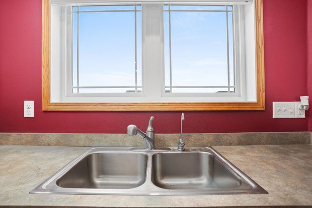 3201 Woodside Drive SE, Minot, ND 58701