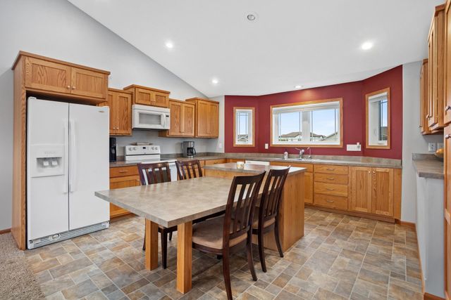 3201 Woodside Drive SE, Minot, ND 58701