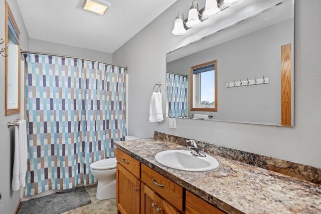 3201 Woodside Drive SE, Minot, ND 58701