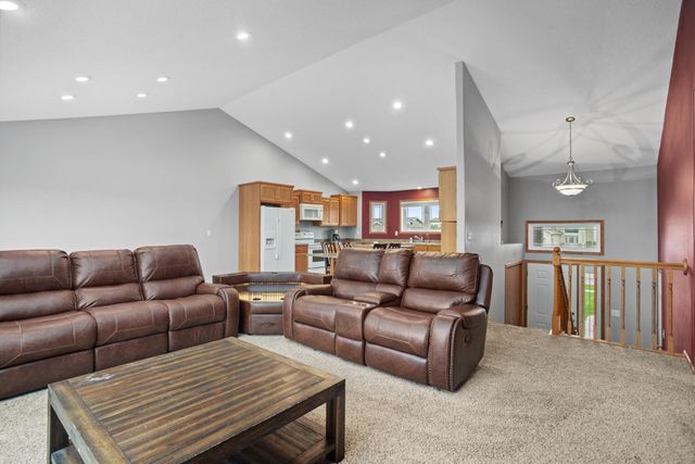 3201 Woodside Drive SE, Minot, ND 58701