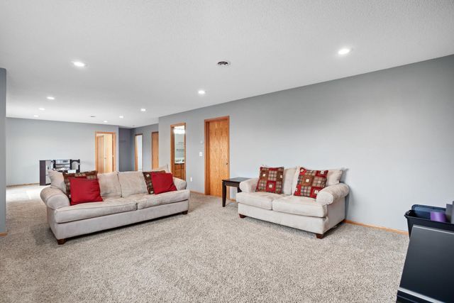 3201 Woodside Drive SE, Minot, ND 58701