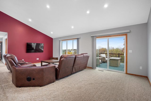 3201 Woodside Drive SE, Minot, ND 58701