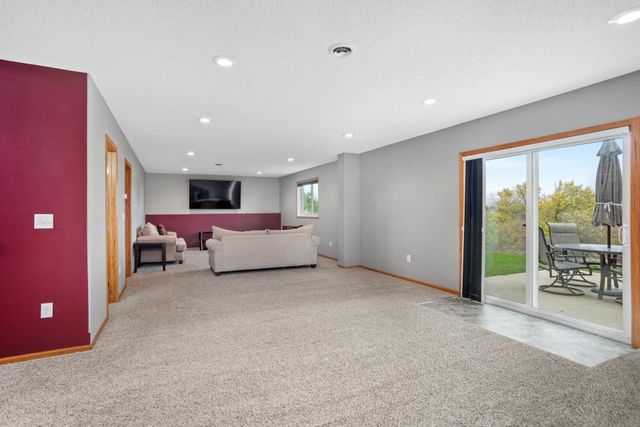 3201 Woodside Drive SE, Minot, ND 58701