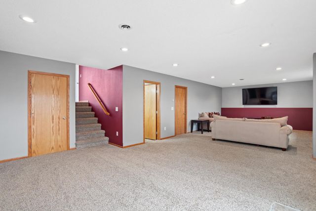 3201 Woodside Drive SE, Minot, ND 58701