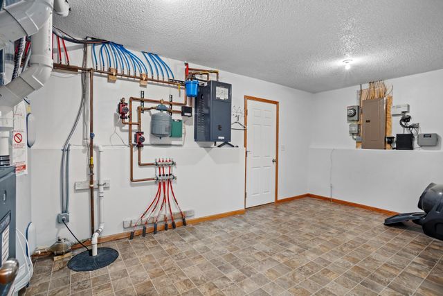 3201 Woodside Drive SE, Minot, ND 58701