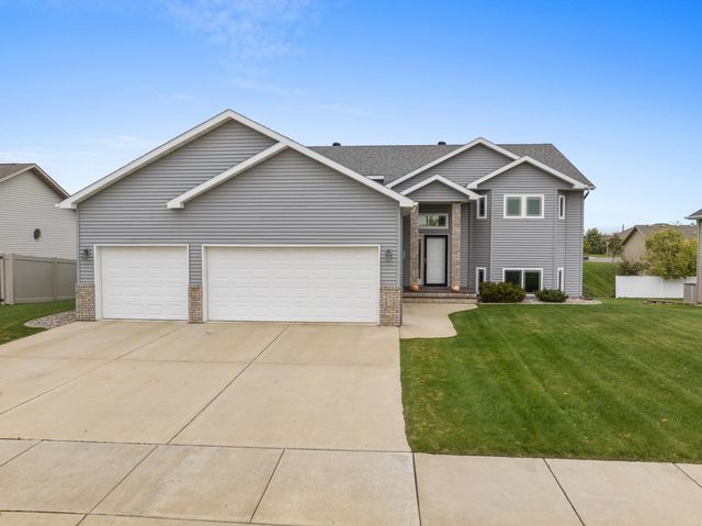 3201 Woodside Drive SE, Minot, ND 58701
