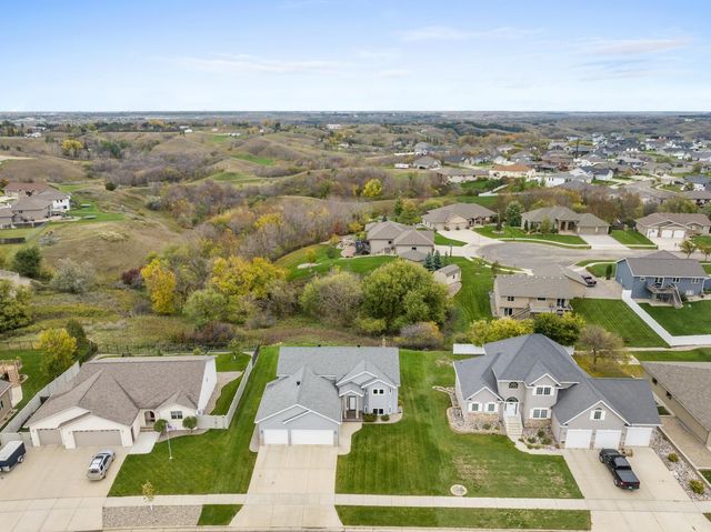 3201 Woodside Drive SE, Minot, ND 58701