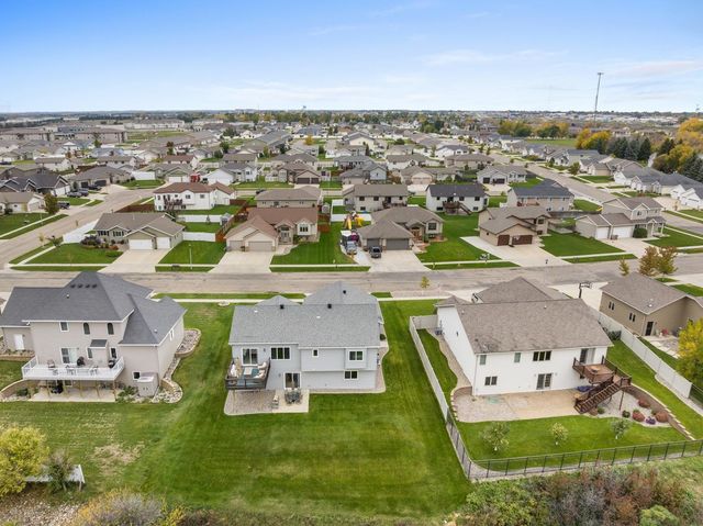 3201 Woodside Drive SE, Minot, ND 58701