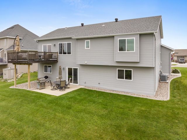 3201 Woodside Drive SE, Minot, ND 58701