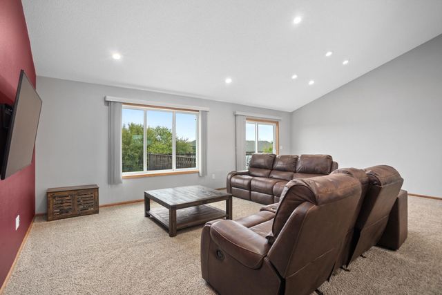 3201 Woodside Drive SE, Minot, ND 58701