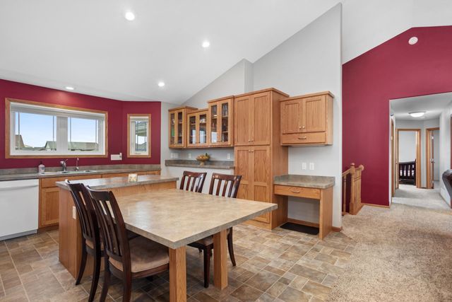 3201 Woodside Drive SE, Minot, ND 58701