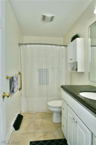 11 Danbury Court NW, Warren, OH 44481