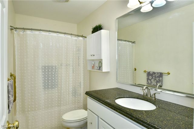 11 Danbury Court NW, Warren, OH 44481
