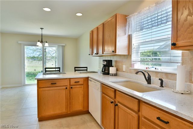 11 Danbury Court NW, Warren, OH 44481