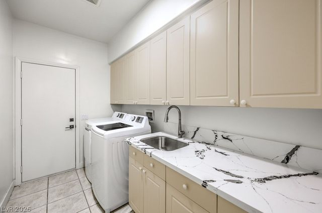 1304 Kingdom Street, Las Vegas, NV 89117