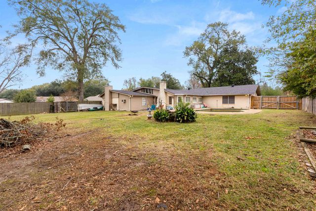 2510 Wychelm Dr, Kilgore, TX 75662