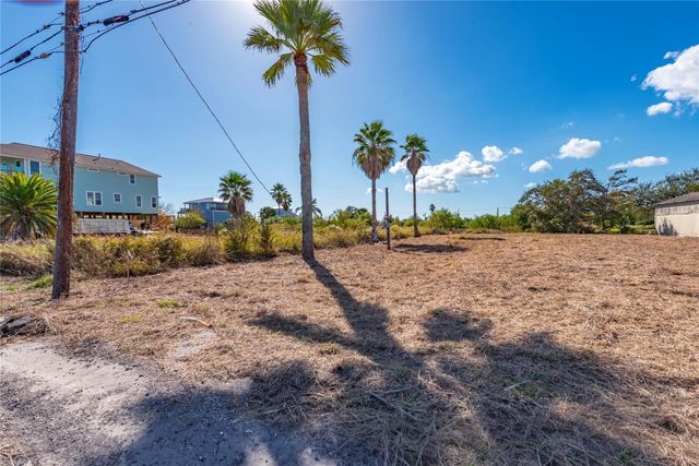 2221 Avenue A, San Leon, TX 77539