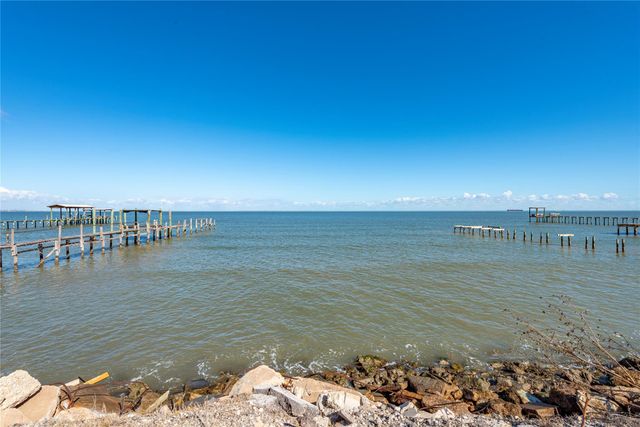 2221 Avenue A, San Leon, TX 77539