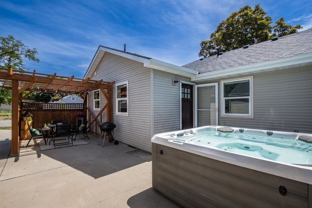 306 W 3rd St, Cheney, WA 99004