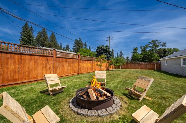 306 W 3rd St, Cheney, WA 99004