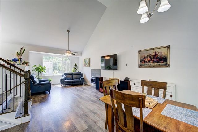 5716 NW Creekview Drive, Parkville, MO 64152