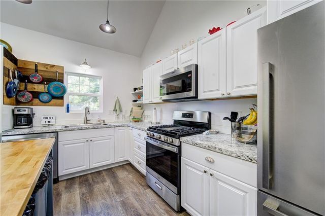 5716 NW Creekview Drive, Parkville, MO 64152