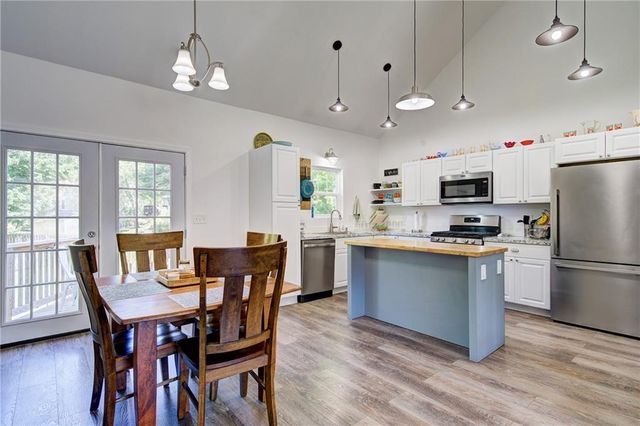 5716 NW Creekview Drive, Parkville, MO 64152