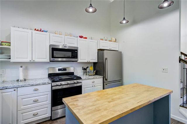 5716 NW Creekview Drive, Parkville, MO 64152