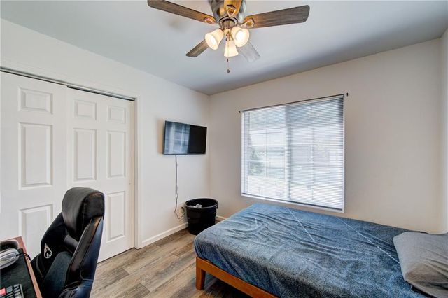 5716 NW Creekview Drive, Parkville, MO 64152