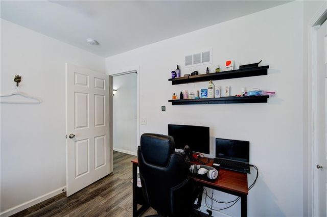 5716 NW Creekview Drive, Parkville, MO 64152