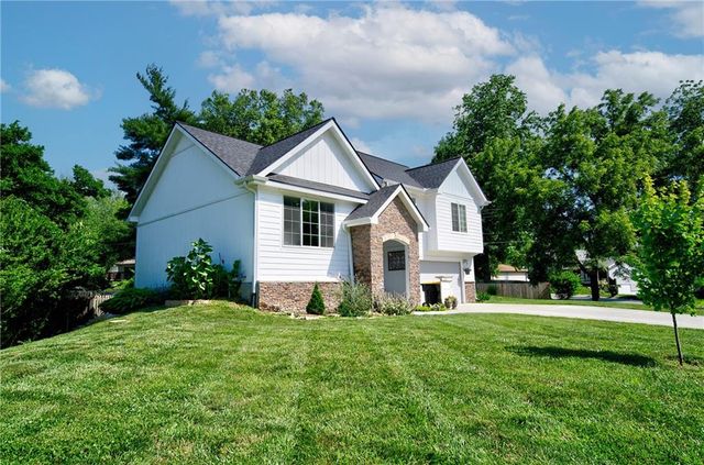 5716 NW Creekview Drive, Parkville, MO 64152