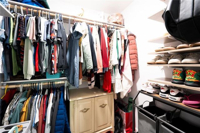 5716 NW Creekview Drive, Parkville, MO 64152