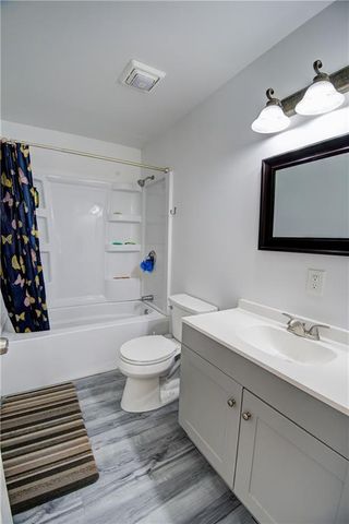 5716 NW Creekview Drive, Parkville, MO 64152