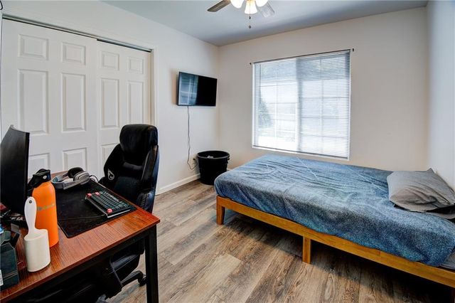 5716 NW Creekview Drive, Parkville, MO 64152