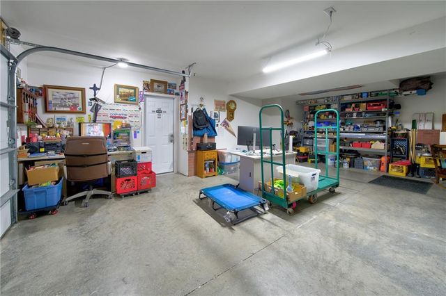 5716 NW Creekview Drive, Parkville, MO 64152