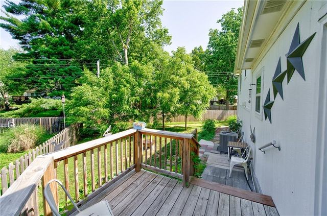 5716 NW Creekview Drive, Parkville, MO 64152