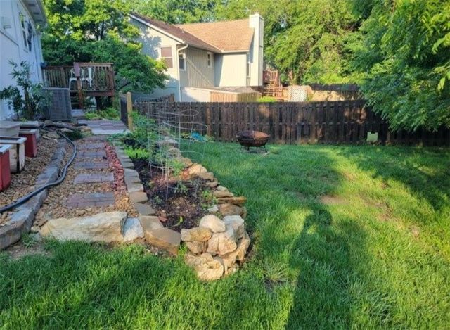 5716 NW Creekview Drive, Parkville, MO 64152