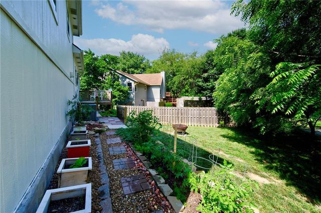 5716 NW Creekview Drive, Parkville, MO 64152