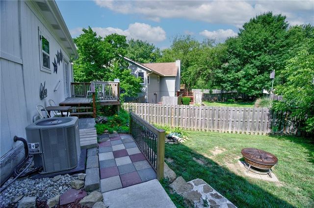 5716 NW Creekview Drive, Parkville, MO 64152