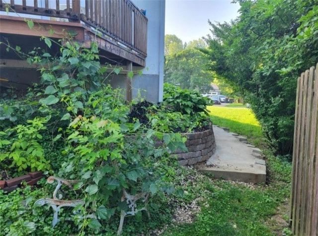 5716 NW Creekview Drive, Parkville, MO 64152