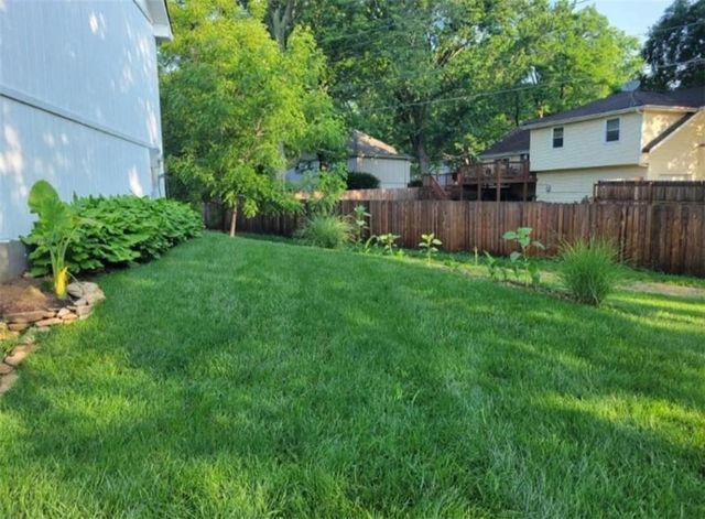 5716 NW Creekview Drive, Parkville, MO 64152