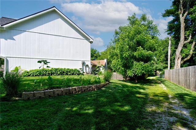 5716 NW Creekview Drive, Parkville, MO 64152