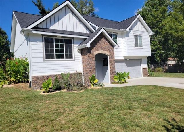 5716 NW Creekview Drive, Parkville, MO 64152