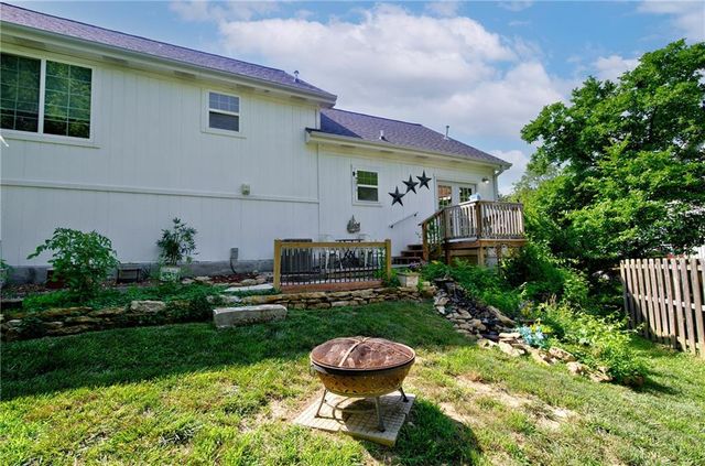 5716 NW Creekview Drive, Parkville, MO 64152