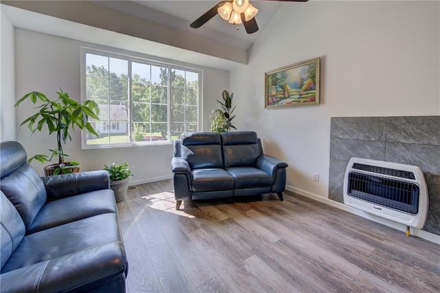 5716 NW Creekview Drive, Parkville, MO 64152