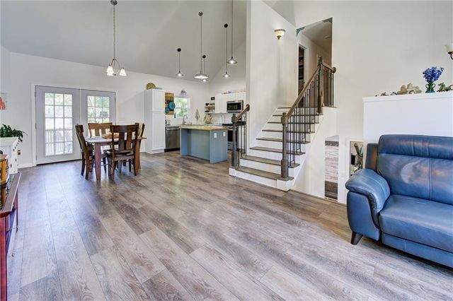 5716 NW Creekview Drive, Parkville, MO 64152