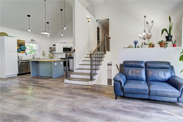 5716 NW Creekview Drive, Parkville, MO 64152